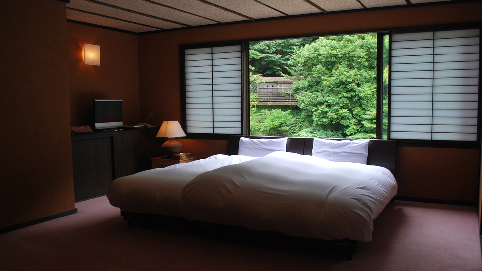 【露天風呂付貴賓室】川側和室10畳+ツインベッド付洋室