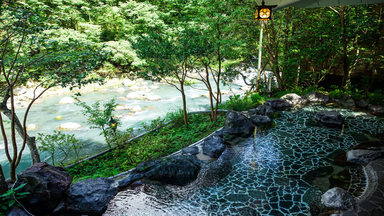 【渓流沿い大浴場露天風呂】早川を眼下に望む絶好のロケーション