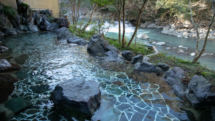 【渓流沿い大浴場露天風呂】早川を眼下に望む絶好のロケーション