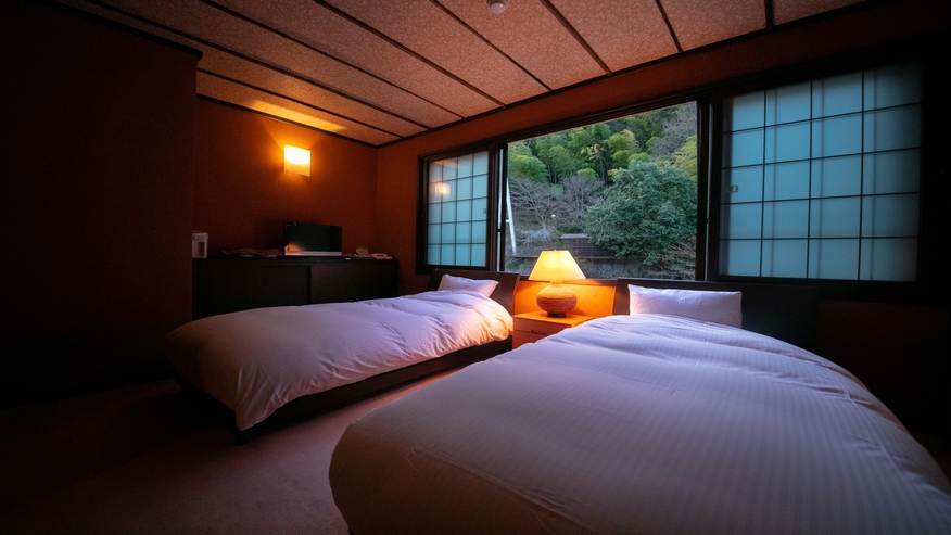 【露天風呂付貴賓室】川側和室10畳+ツインベッド付洋室