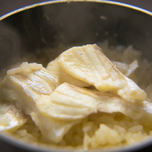 季節の食材の釜めし