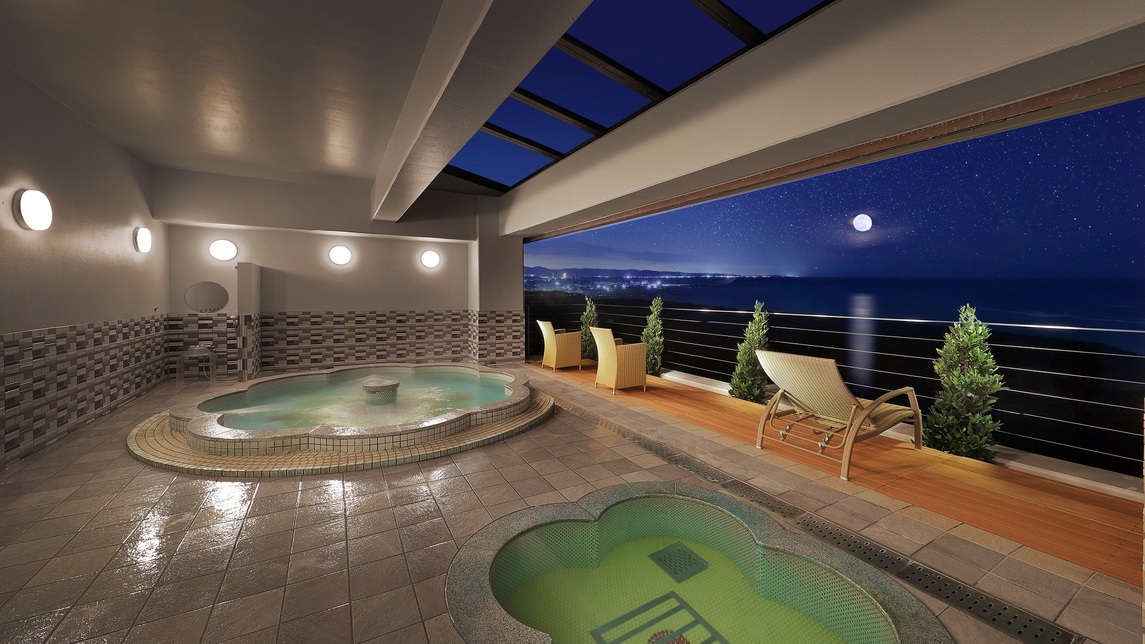 最上階にある露天風の展望風呂【華幻kagen】月夜が照らす幻想的な風景 思わず見とれてしまいます・・