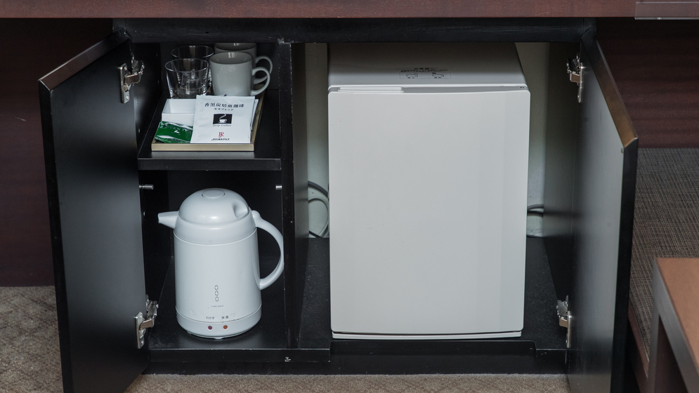 【客室備品】空の冷蔵庫と電気ポット：ドリップコーヒーと緑茶ティーバックも備え付けております。