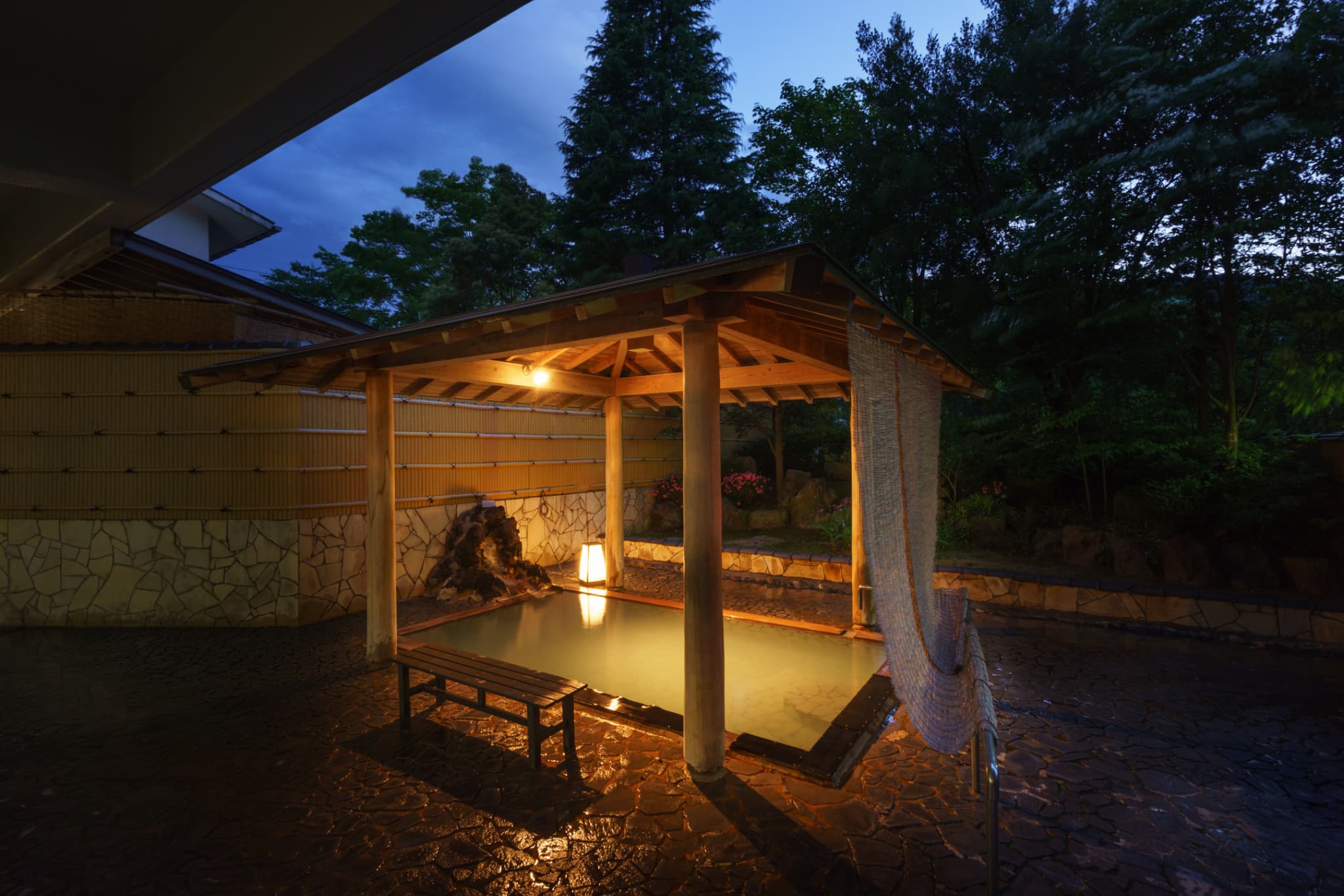 【男性露天風呂】男女ともに岩室温泉1番の広さの源泉100％露天風呂！保温保湿効果で体も芯からポカポカ