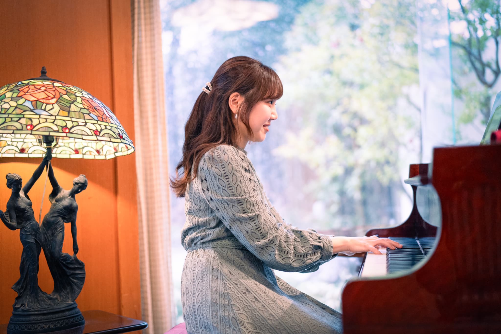 ステンドガラスランプとイタリアン家具が配置された素敵なラウンジでグランドピアノを演奏♪