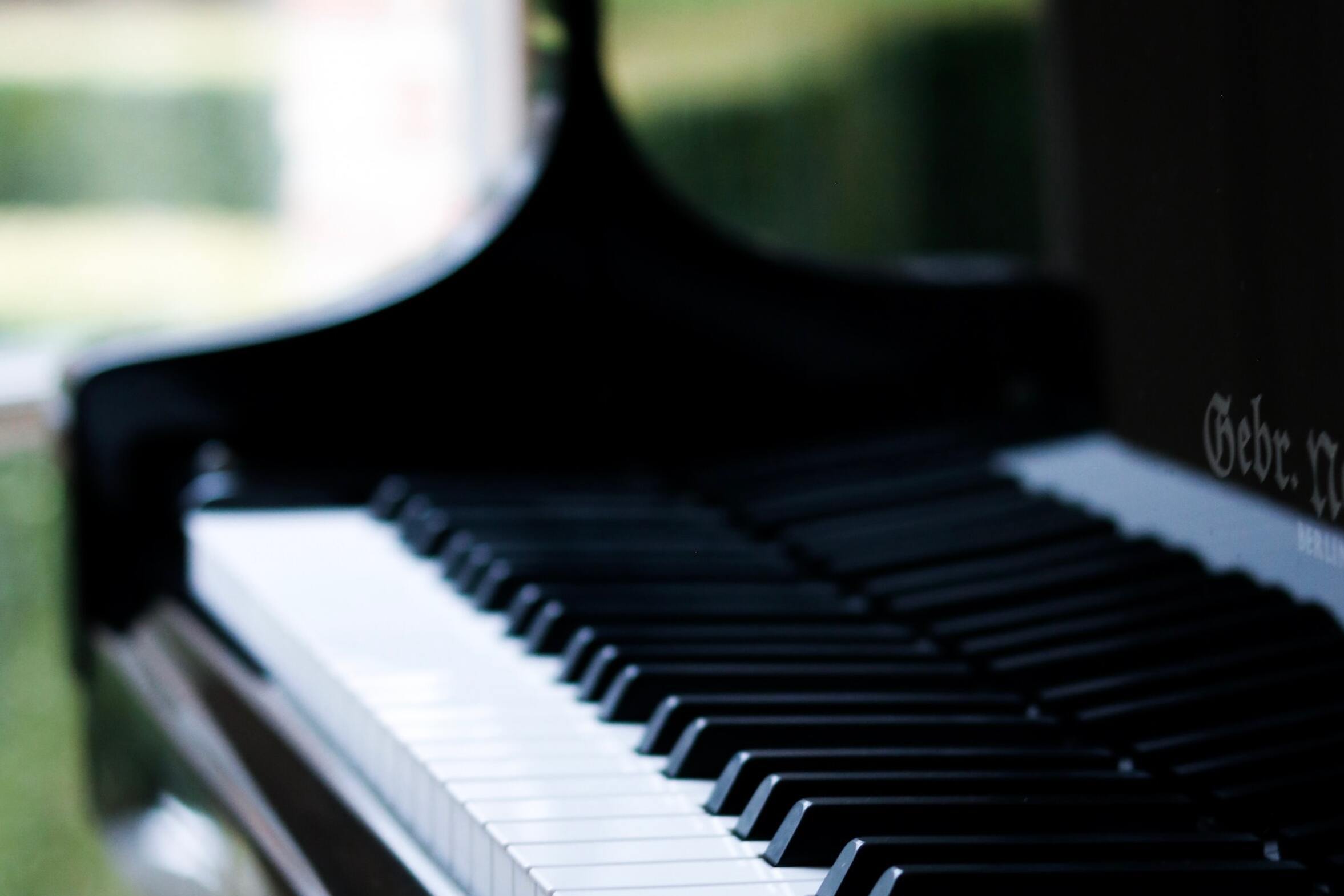 ステンドガラスランプとイタリアン家具が配置された素敵なラウンジでグランドピアノを演奏♪