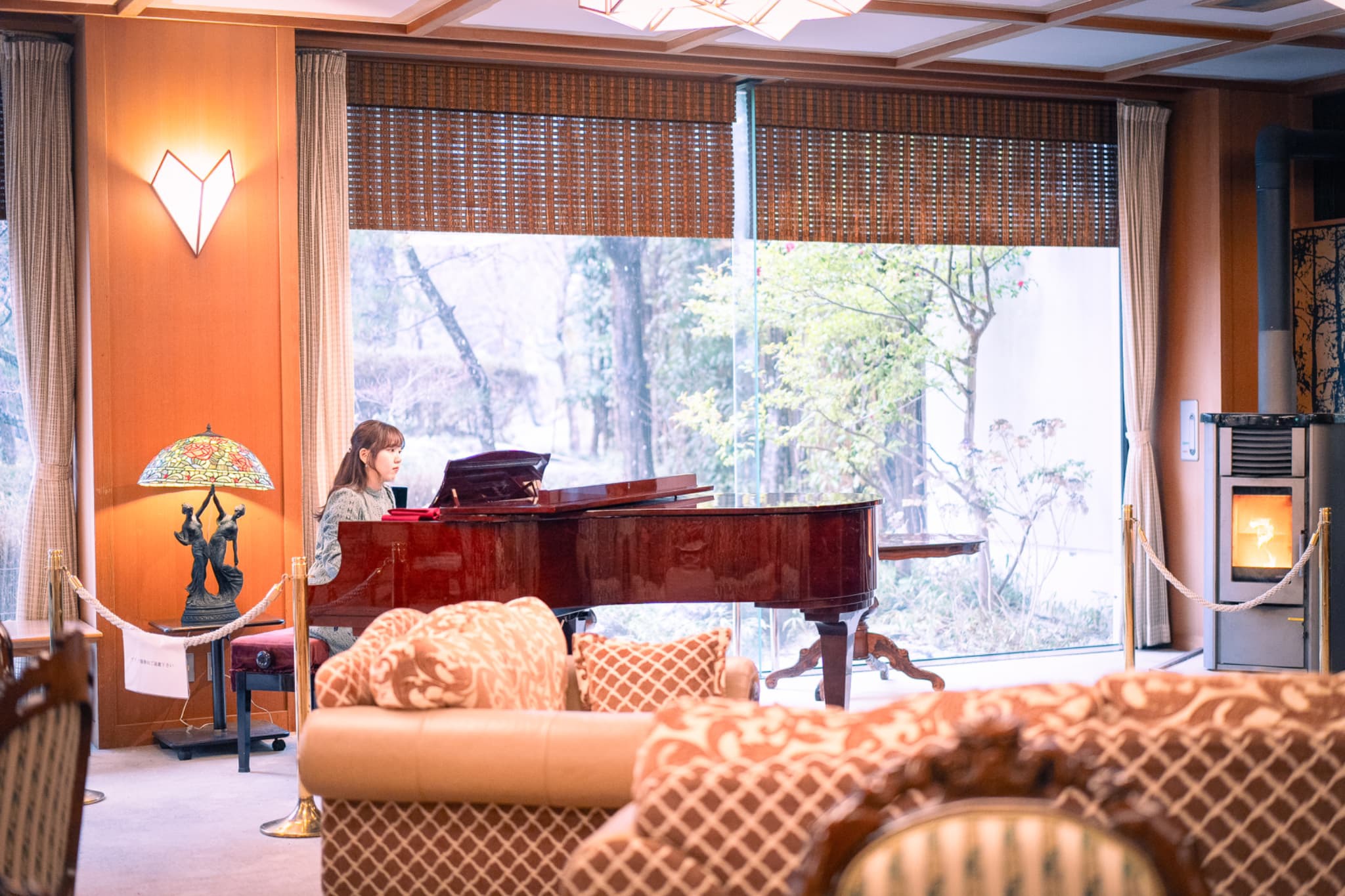 ステンドガラスランプとイタリアン家具が配置された素敵なラウンジでグランドピアノを演奏♪