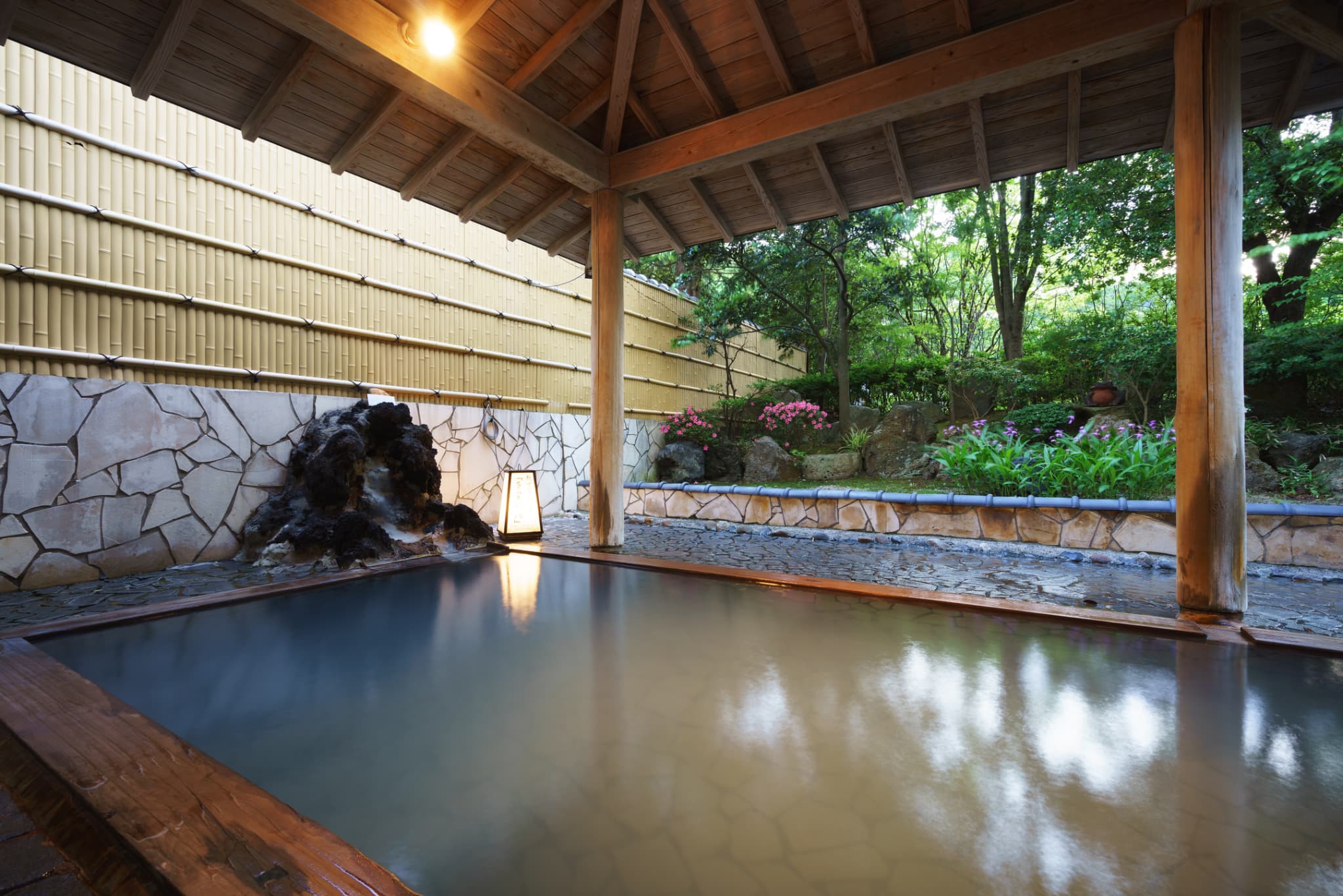 【男性露天風呂】男女ともに岩室温泉1番の広さの源泉100％露天風呂！保温保湿効果で体も芯からポカポカ