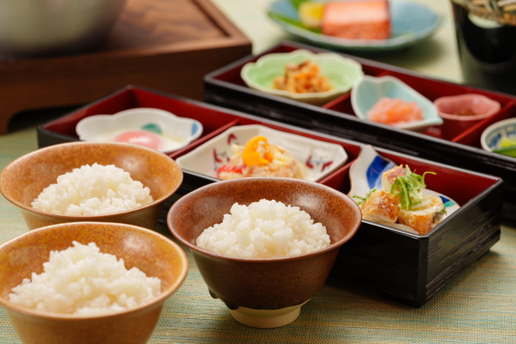 郷土料理を中心とした和食膳！新潟米3大産地（魚沼・佐渡・岩船）等、3種類のご飯を日替りで食べ比べ♪