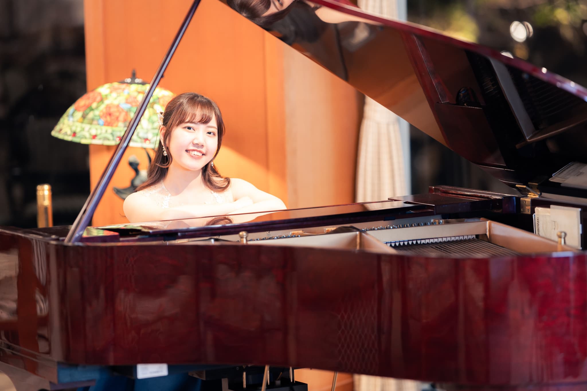 ステンドガラスランプとイタリアン家具が配置された素敵なラウンジでグランドピアノを演奏♪