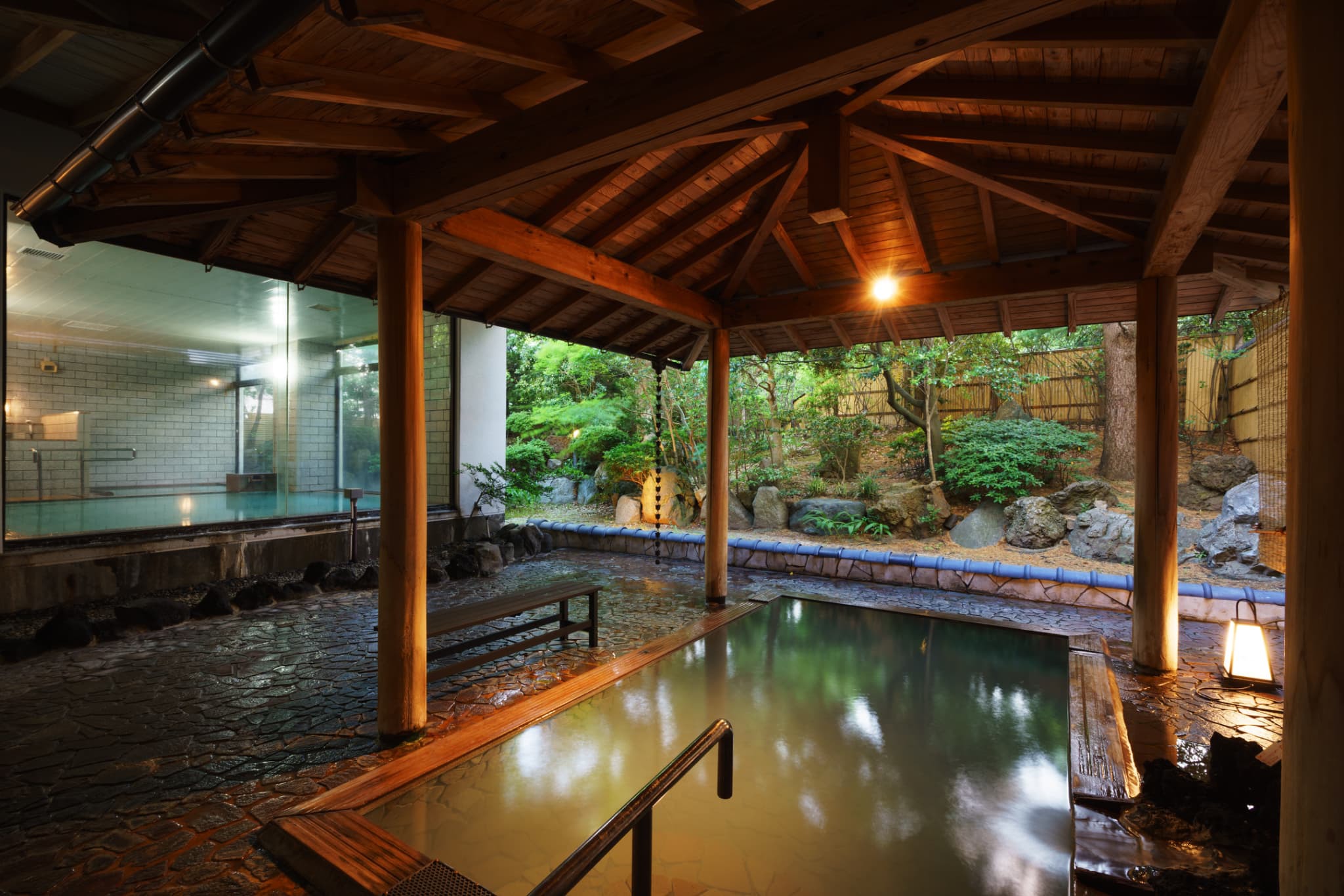 【女性露天風呂】開湯300余年の歴史。美肌の湯、生活習慣病の湯とも言わる県内初の国民保養温泉地指定宿