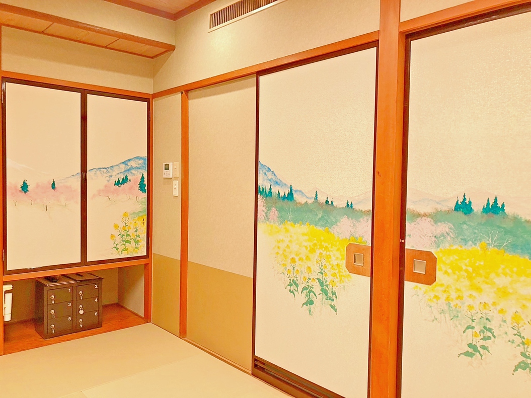 絵画特別ルーム（一例）「妙高山春爛漫」の間（春爛漫の桜と黄色い菜の花）