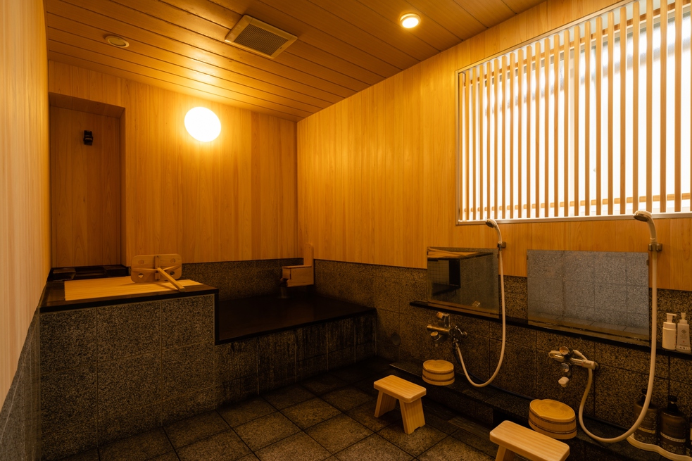 【源泉かけ流し貸切風呂】硫黄分を多く含む、国内でもめずらしい黒湯！足の裏やおしりも真っ黒体験！