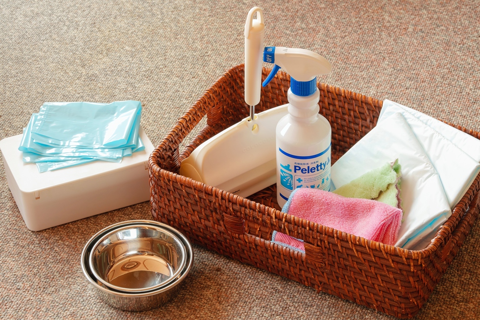 ペット専用トイレシート／コロコロ／消臭スプレー／ウエットティッシュ／防臭袋／餌・水入れ／ミニタオル