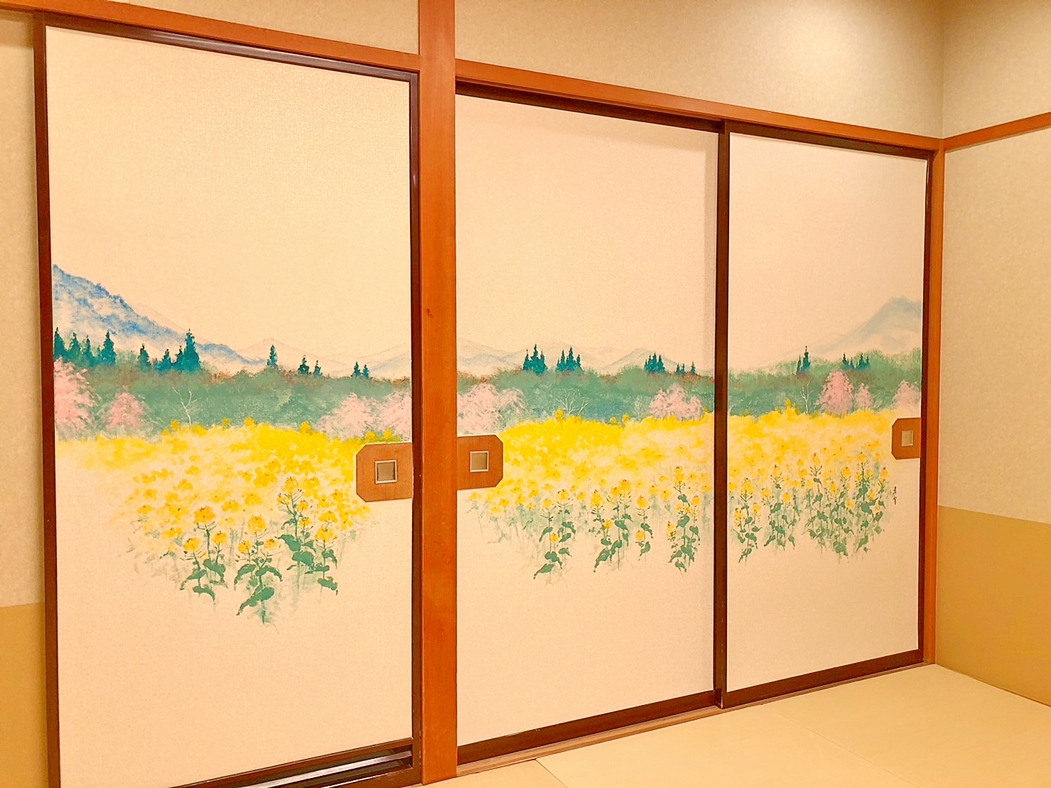 絵画特別ルーム（一例）「妙高山春爛漫」の間（春爛漫の桜と黄色い菜の花）