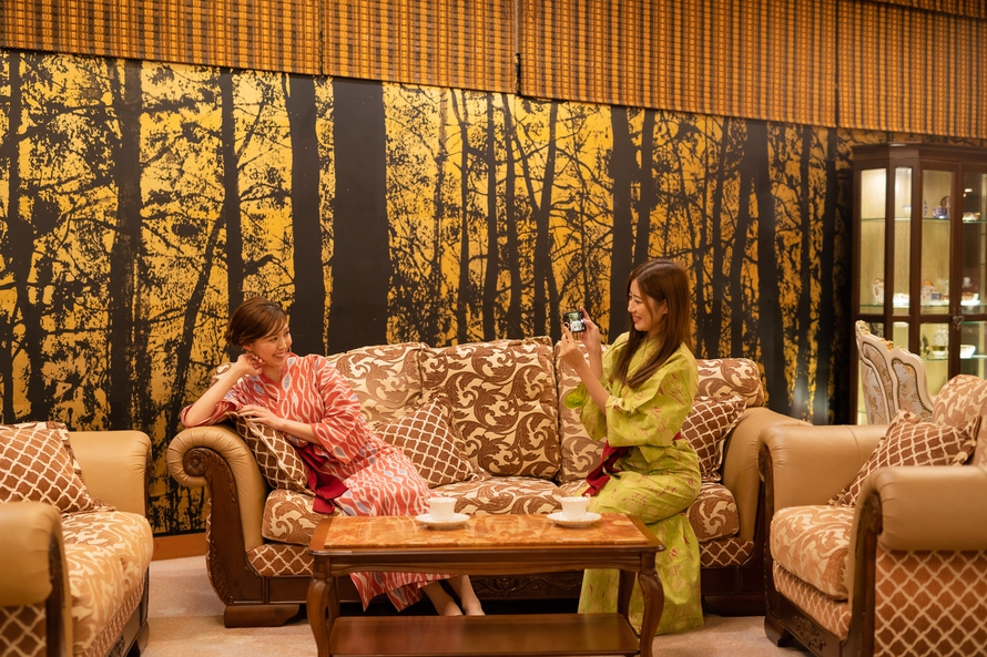 アンティーク家具に座って記念の一枚いかがですか？