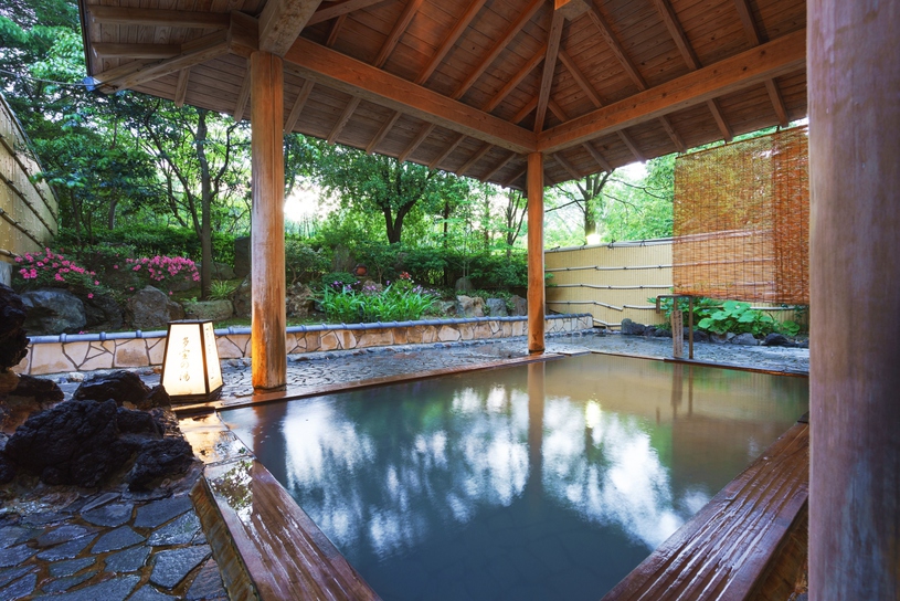 【男性露天風呂】男女ともに岩室温泉1番の広さの源泉100％露天風呂！保温保湿効果で体も芯からポカポカ