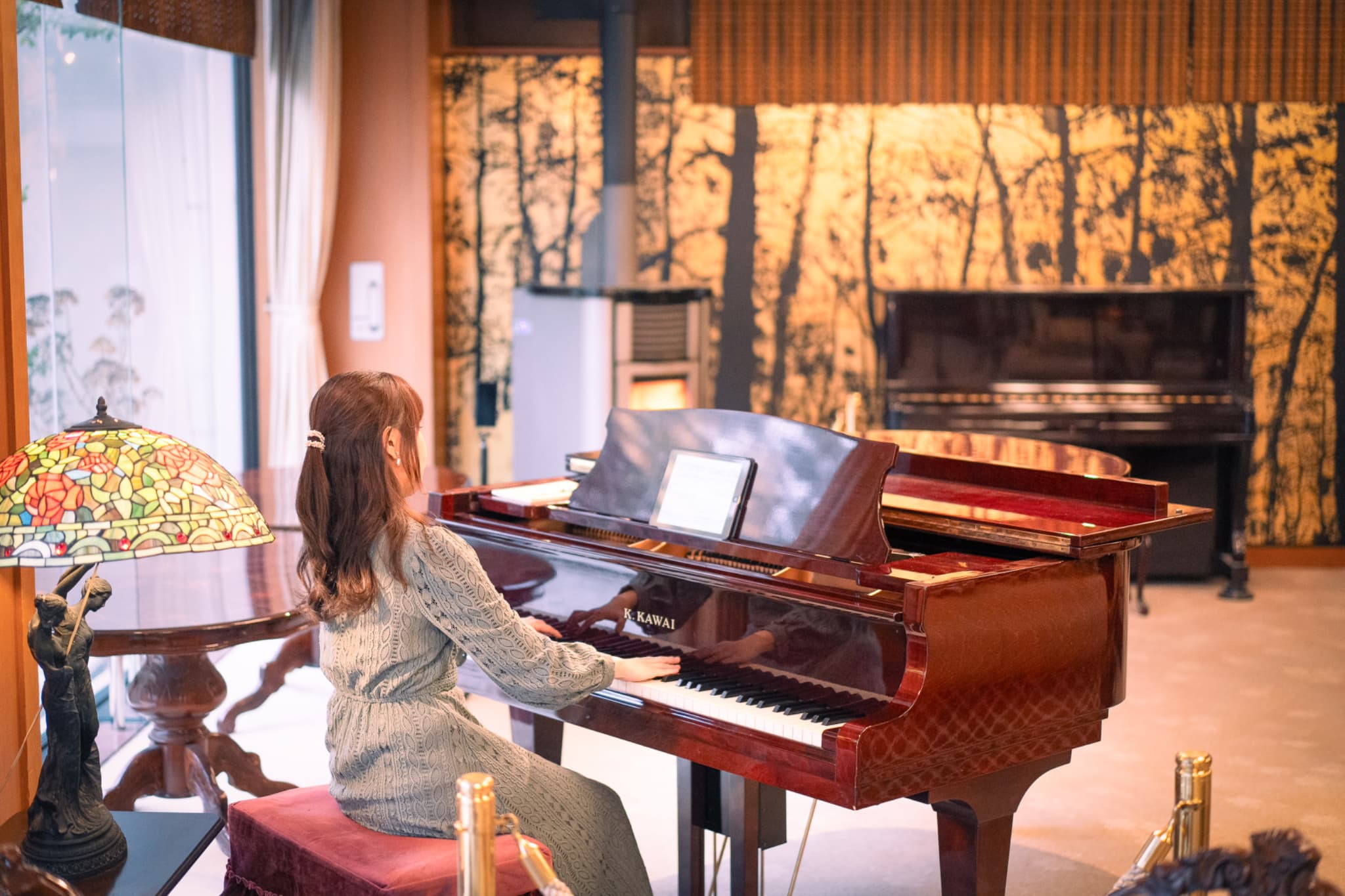 ステンドガラスランプとイタリアン家具が配置された素敵なラウンジでグランドピアノを演奏♪