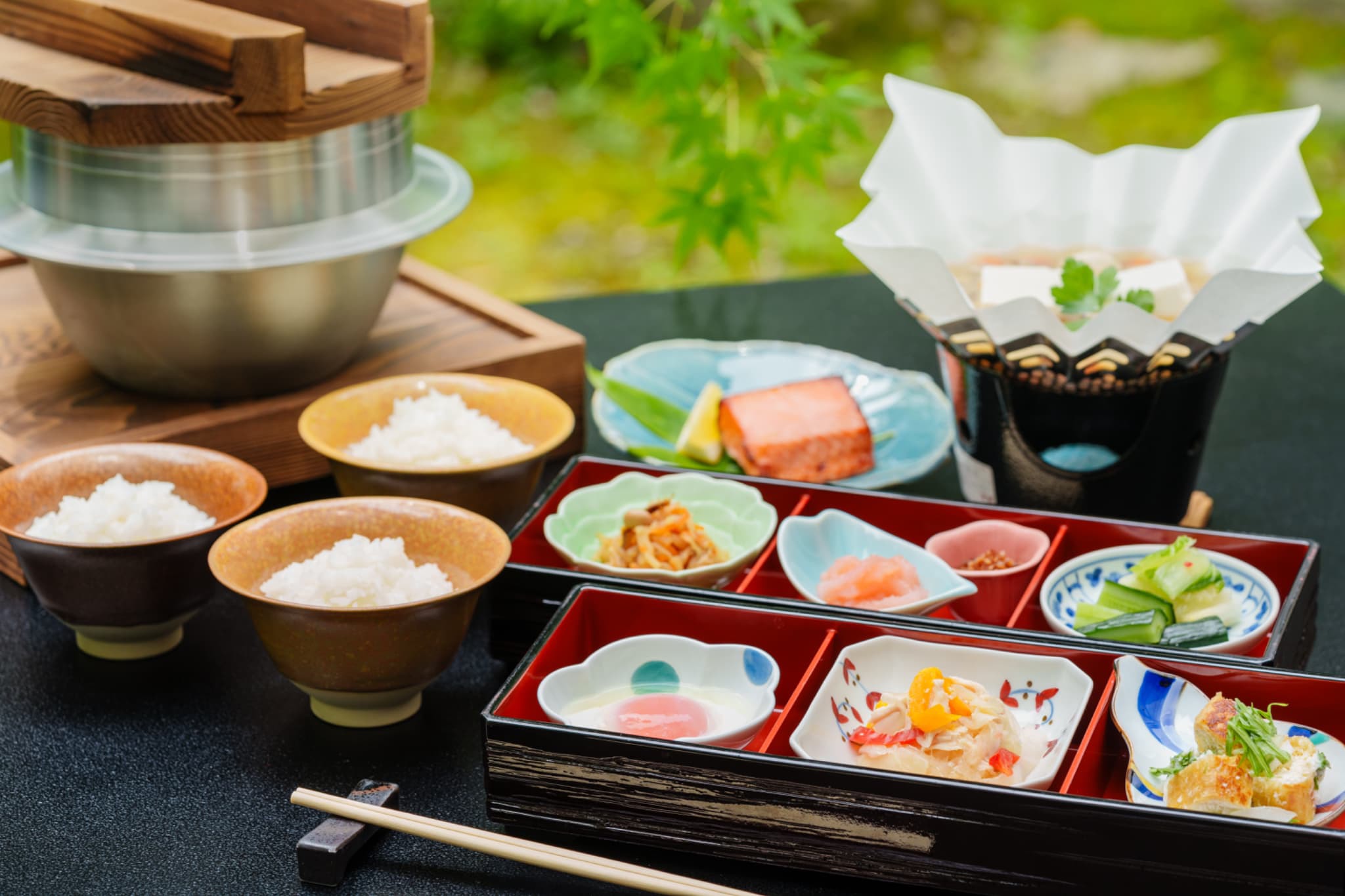 郷土料理を中心とした和食膳！新潟米3大産地（魚沼・佐渡・岩船）等、3種類のご飯を日替りで食べ比べ♪