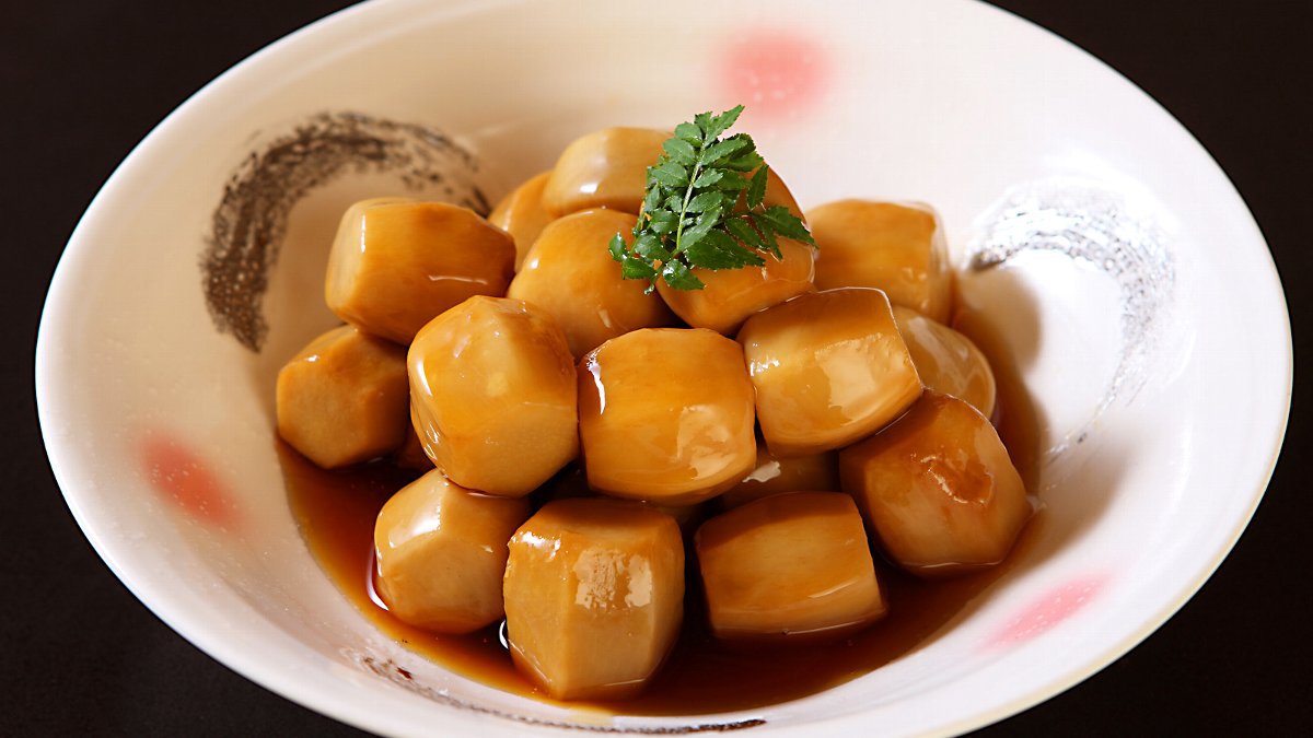【料理一例】里芋の田舎煮は、昔から伝わる伝統の味付け。どこか懐かしさを感じる優しい味わいです