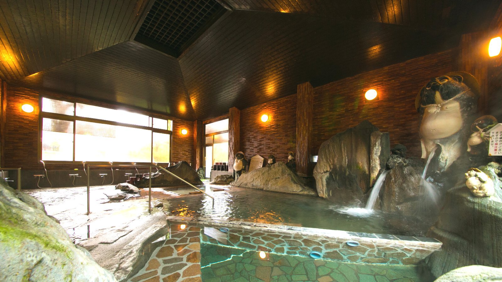 【大浴場】日本一の美肌の湯が湧く元湯の温泉。お肌の水分を失うことなく、角質を柔らかくし、肌を滑らかに