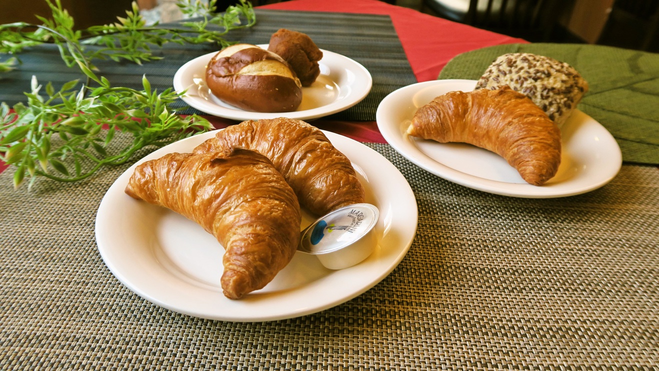 朝食〜クロワッサン・デニッシュ・ヨーロピアンブレッド等様々なパンをそろえています〜