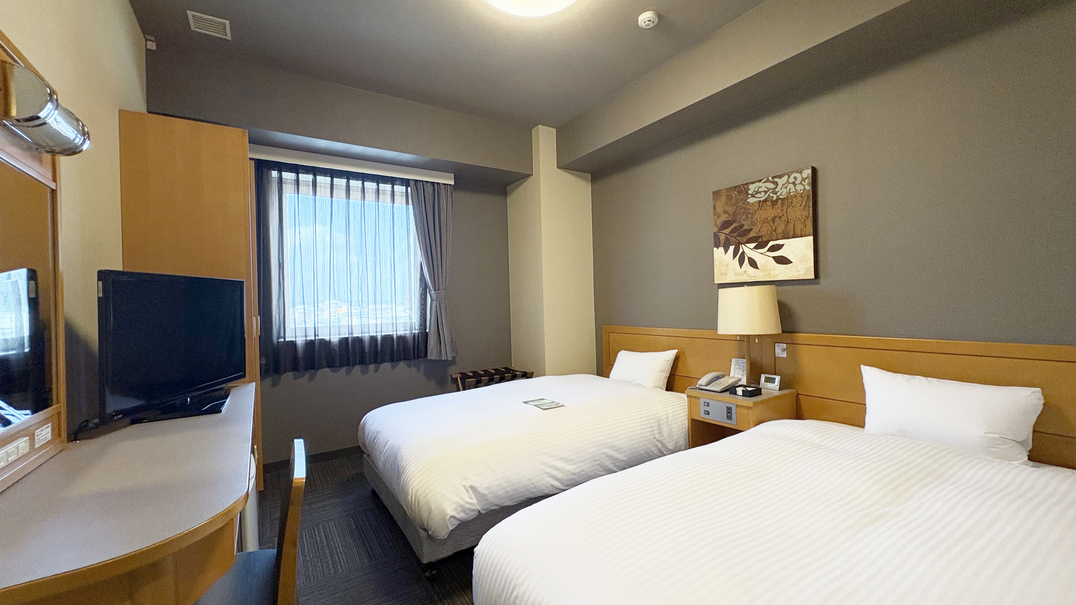 ツインルーム（ベット幅110×;195）ベッド隣には間接照明も、落ち着いた雰囲気の中でお寛ぎ下さい。