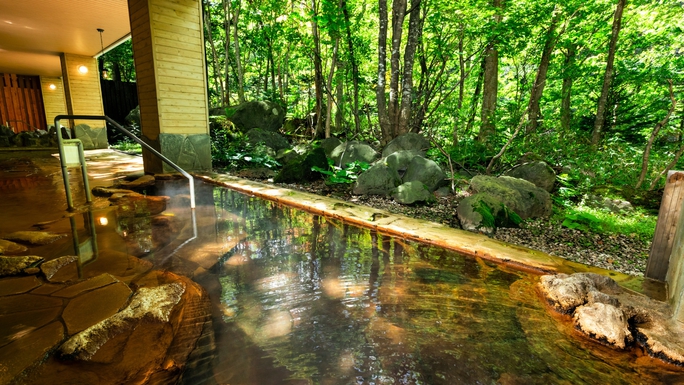 【大自然の湯「川の囁き」】湯あみをしながら森林浴もお楽しみいただけます