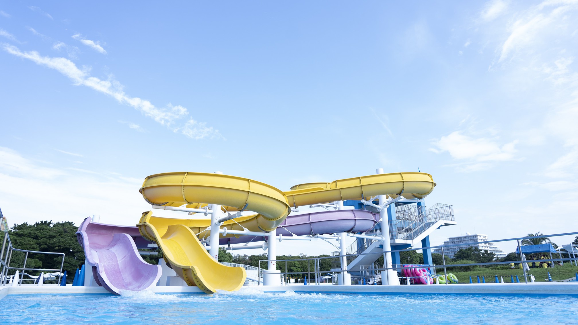 【レトロモダン】をコンセプトに老若男女が楽しめる新たな複合型プール、【稲毛海浜公園プール】です