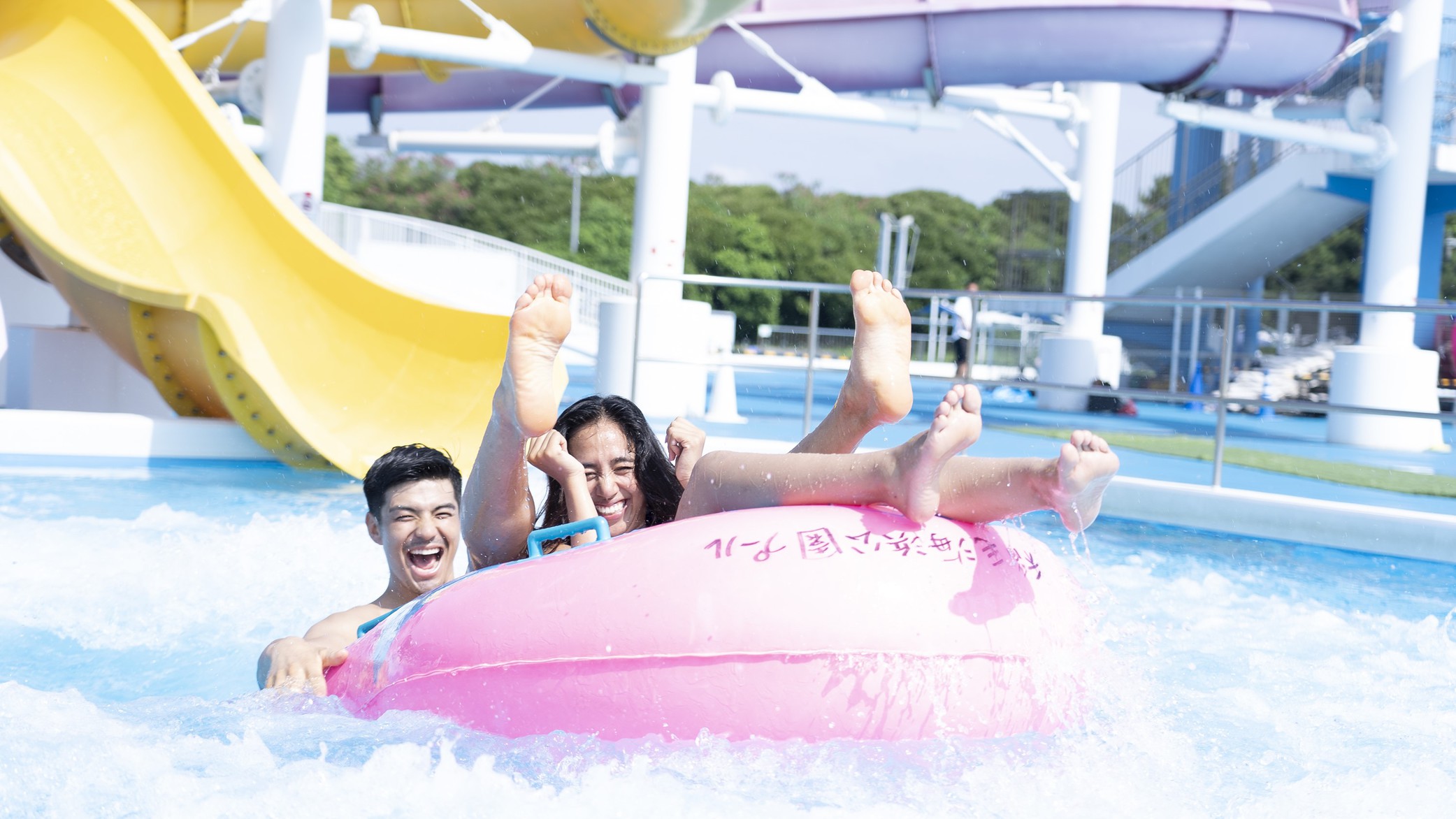 【レトロモダン】をコンセプトに老若男女が楽しめる新たな複合型プール、【稲毛海浜公園プール】です