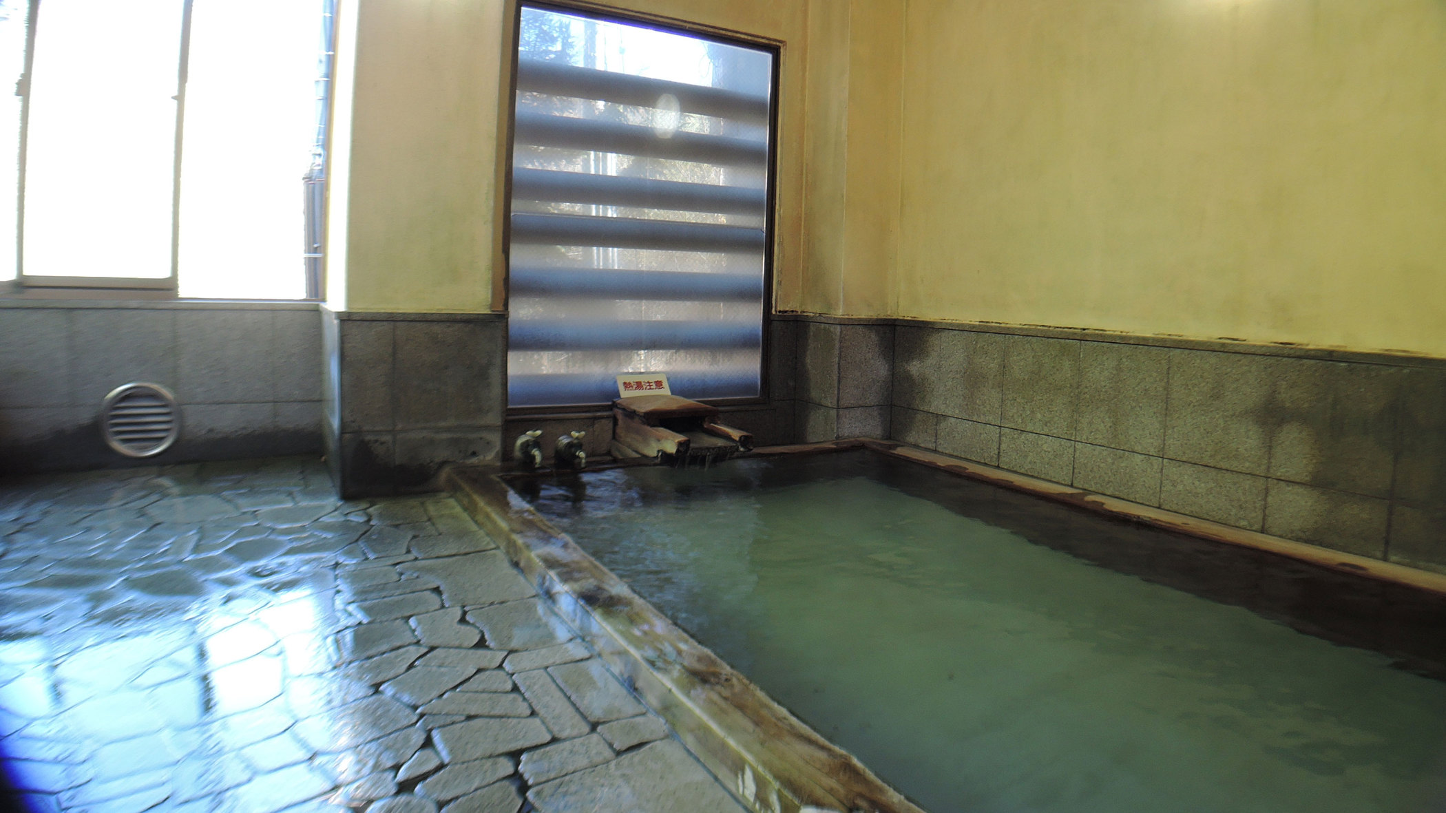 *お風呂（男湯）一例／志賀山温泉を源泉かけ流しをお楽しみいただけます。