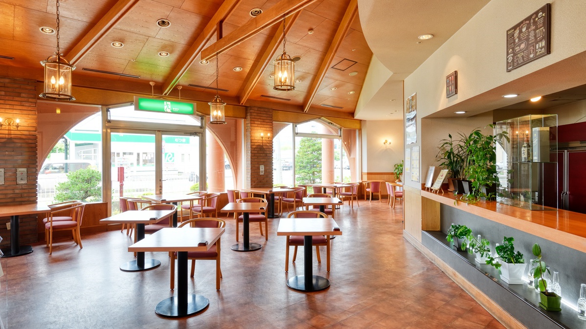 *【館内レストラン】広々としたレストラン！明るくて開放的な空間です。