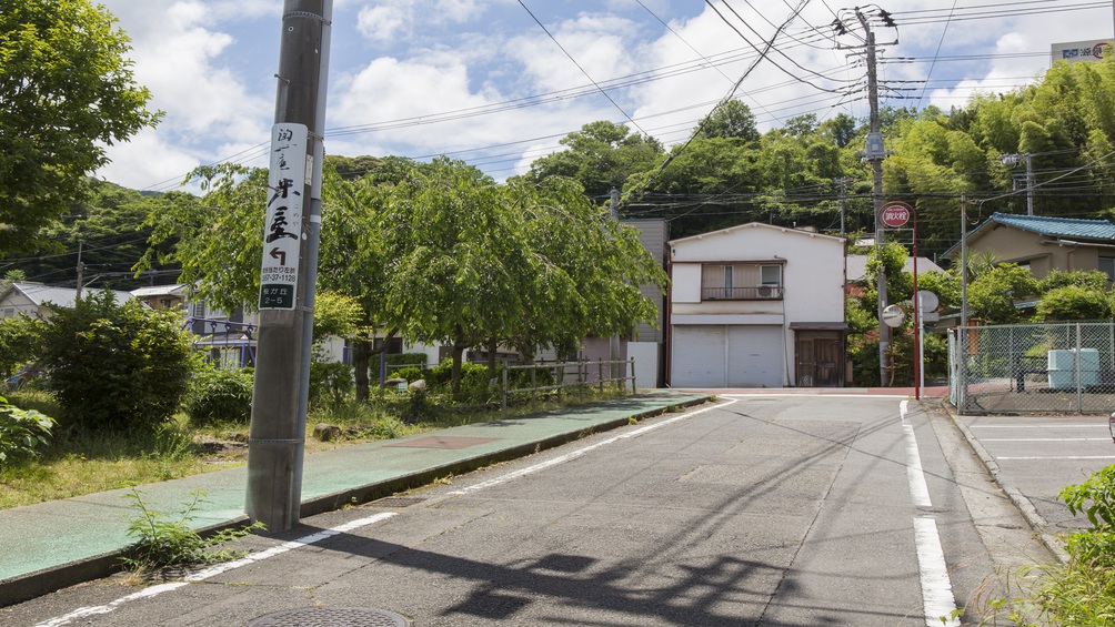 道案内③ 駅の横にある駐車場を右に曲がり、突き当りで左に曲がります