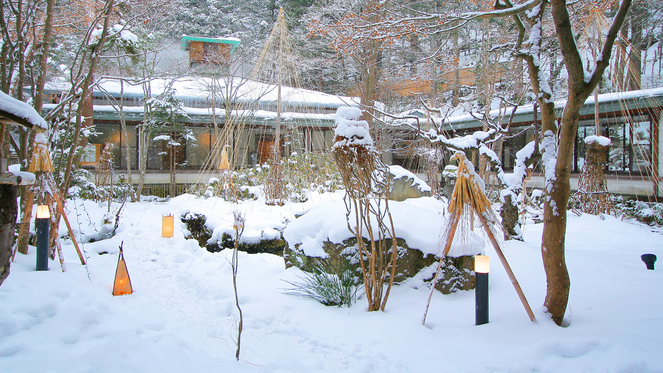 赤松の庭園＝冬＝