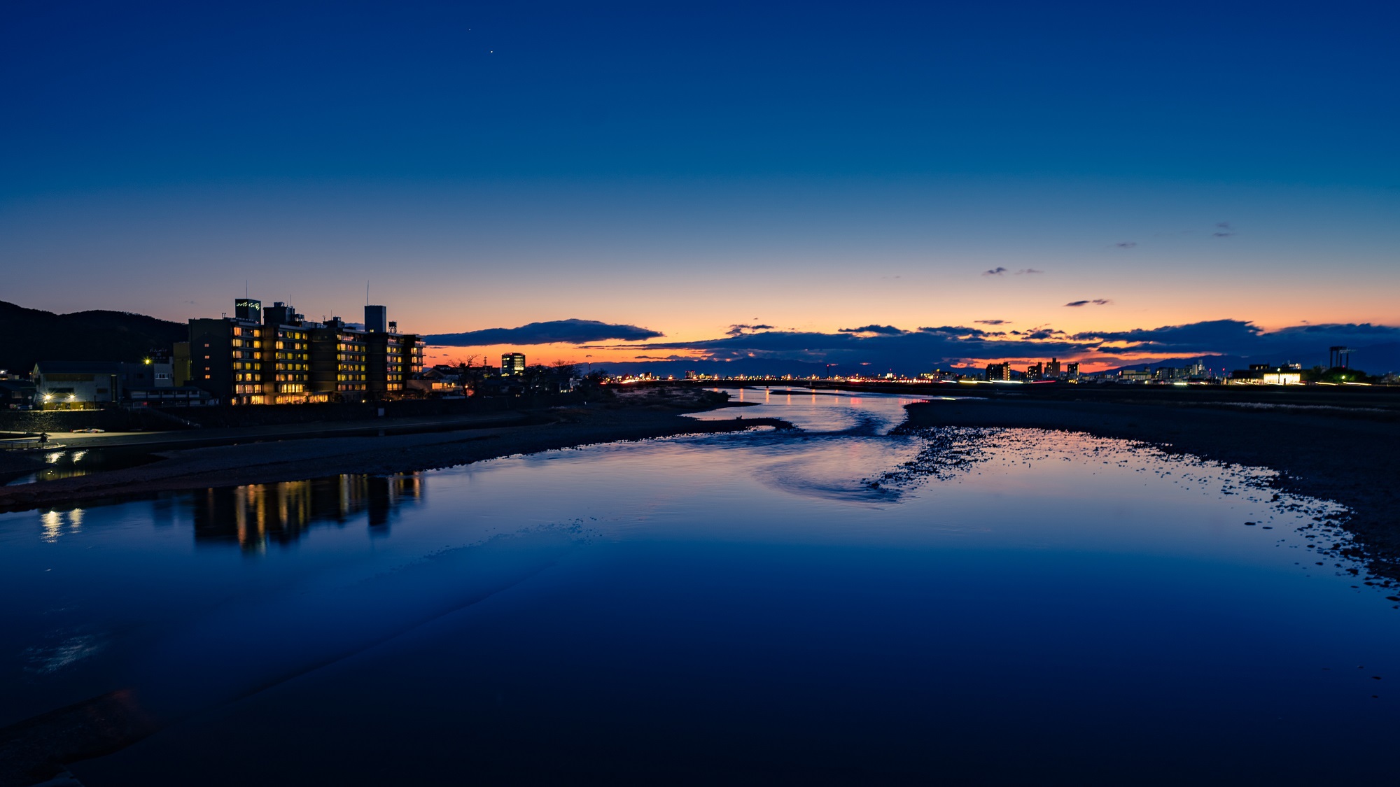 夕暮れ時の十八楼と長良川