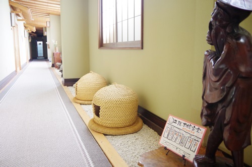 2階本館客室新潟県関川村に古くから伝わる民芸工芸品の猫ちぐらも、お出迎え