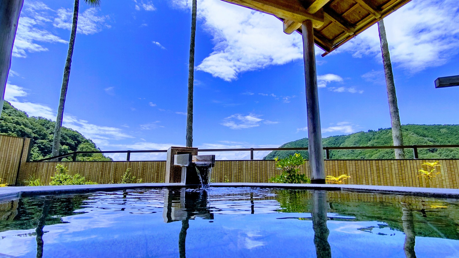 夏の大浴場露天風呂（男湯）