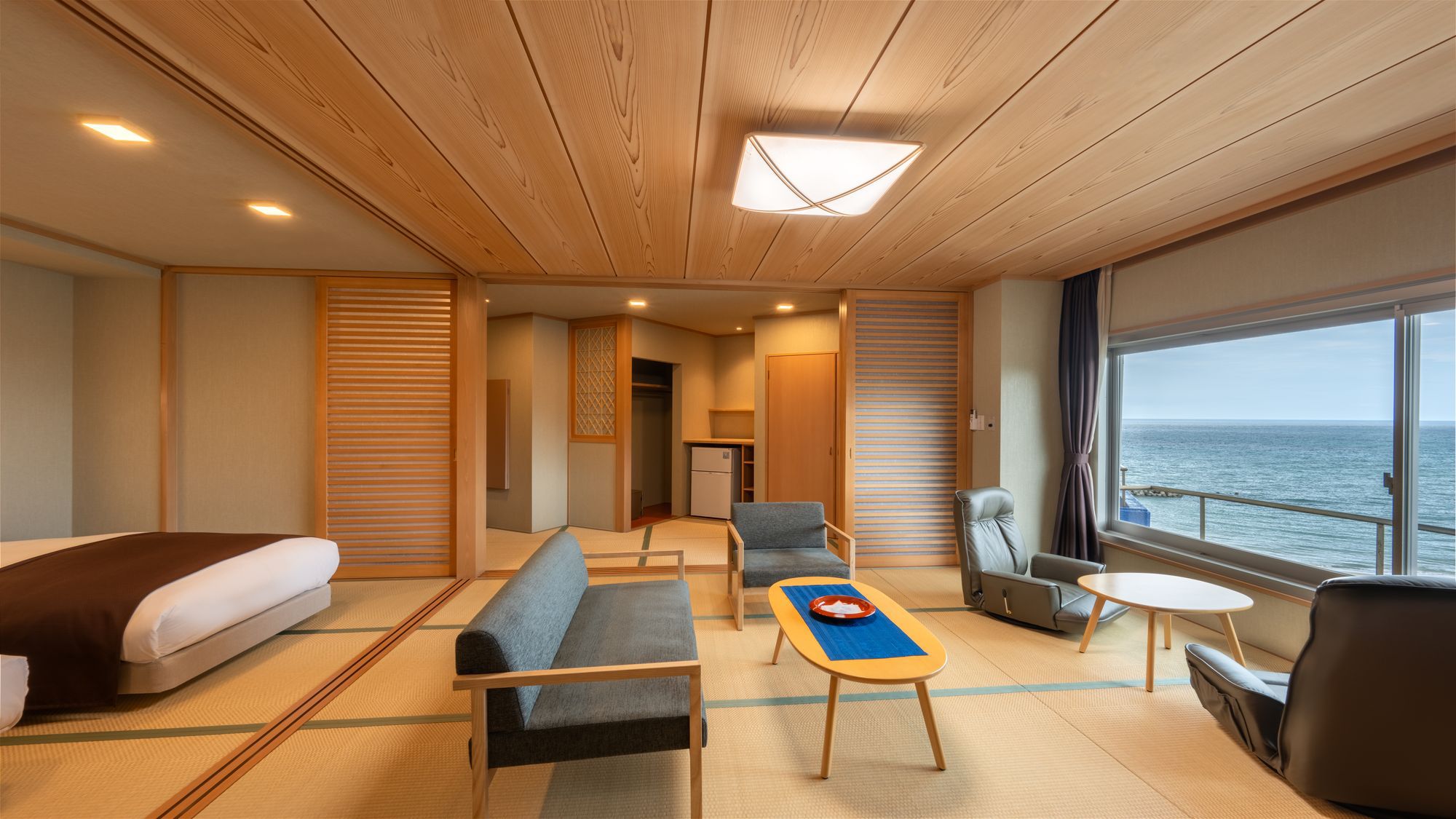 【スーペリア和洋室】 それぞれのお部屋は趣き異なる雰囲気でデザインしております（一例）