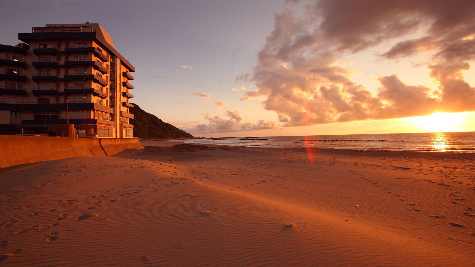 夕陽と当館のコラボ！湯野浜で唯一！砂浜沿いに建つ宿