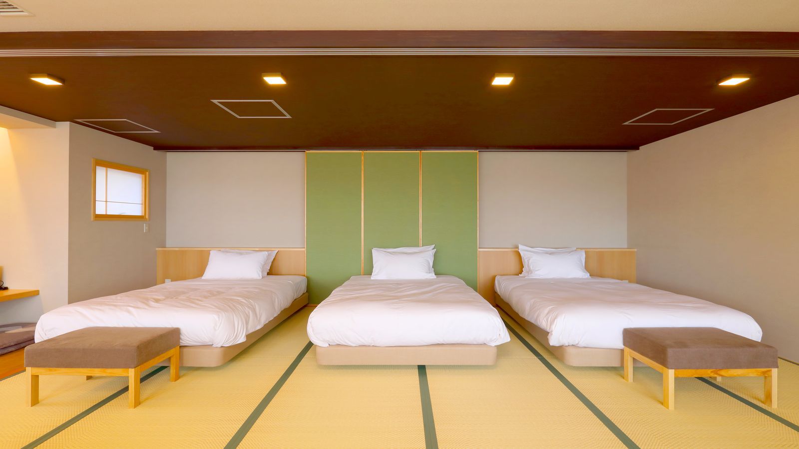 【リノベーション特別室】畳にベッドが置かれた広々特別室（一例）