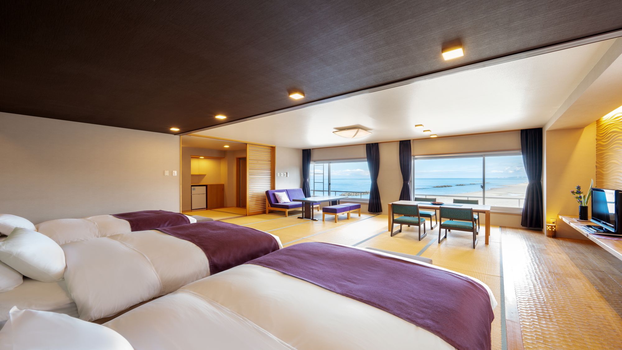 【特別室】 ベッドに横になりながら海を眺める。格別な時間に♪