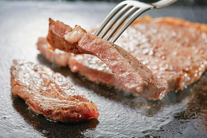 焼きたてアツアツのステーキをご提供!※調味牛脂を注入した加工肉です。