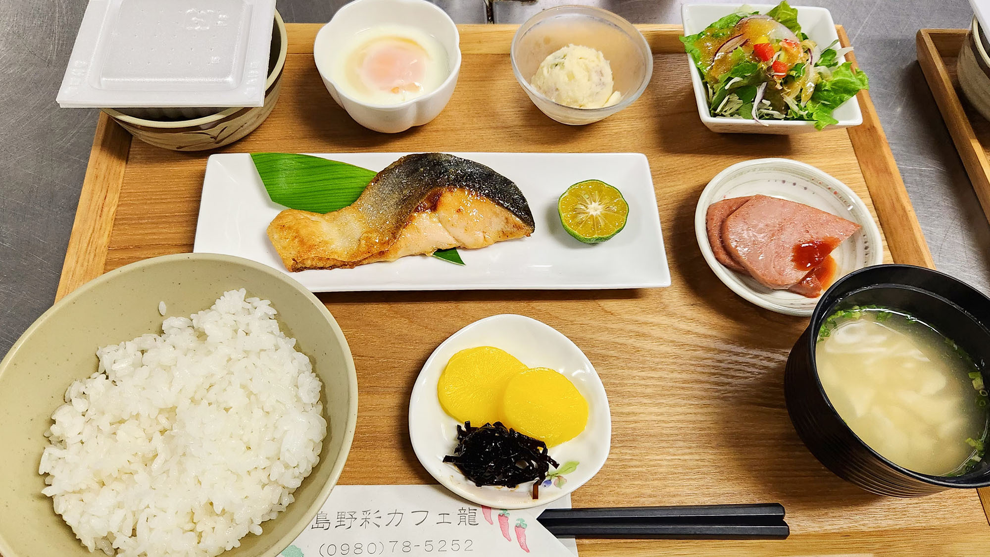 ・【朝食一例】副菜がうれしい和朝食。景色を楽しみながらゆっくりとお召し上がりください