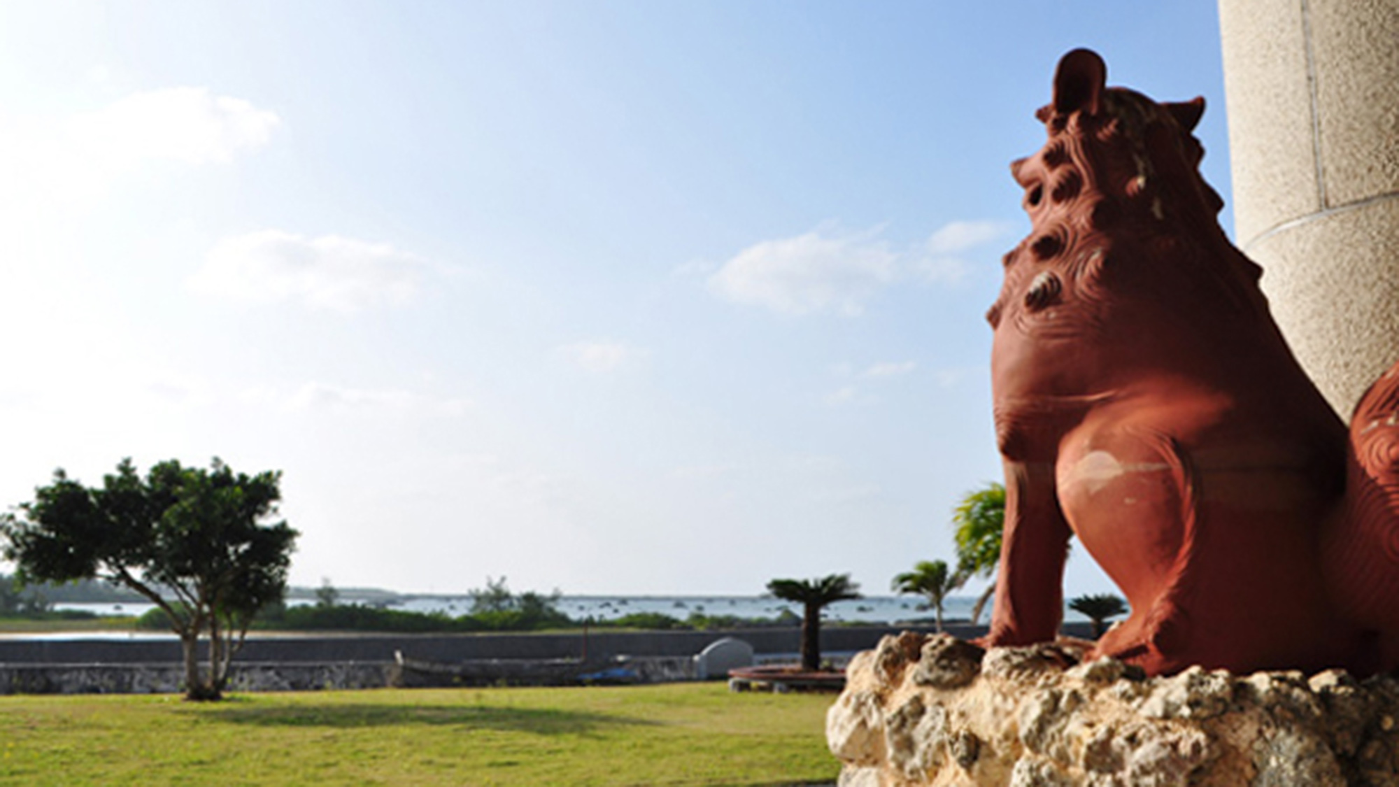 ・【エントランス】入口では守護神・シーサーがお客様をお出迎え。宮古島ステイの始まりです