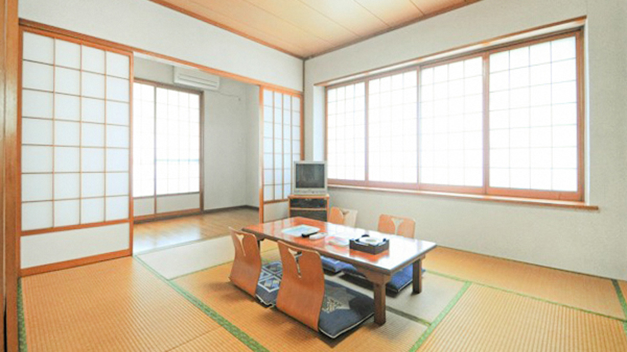 ・【和洋室】和室と洋室のいいとこどり。畳の間ではご家族やグループで寛ぎのひと時を
