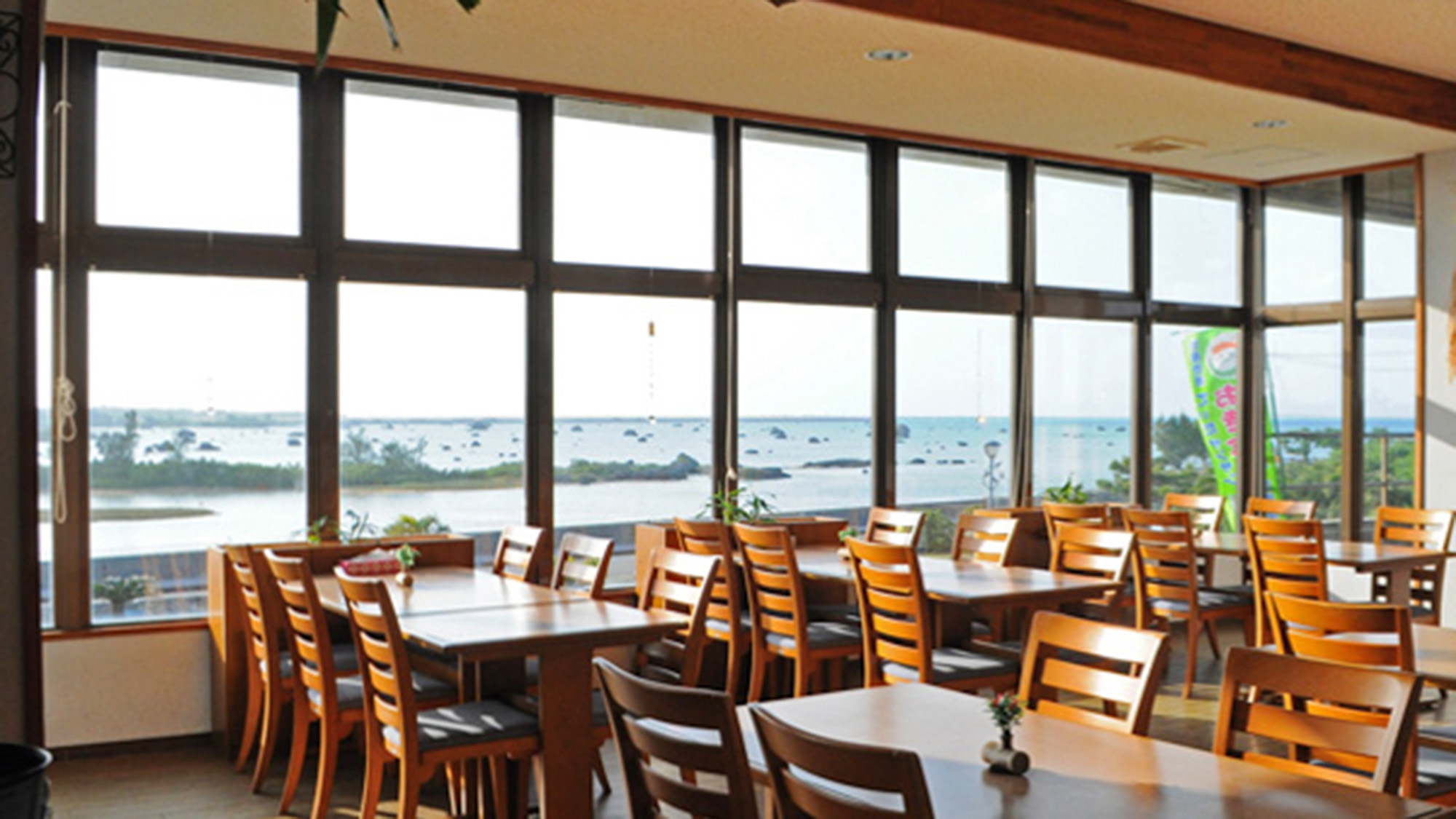 ・【レストラン】大きな窓から宮古島の美しい景色を一望。解放感のある空間でお食事をご堪能いただけます