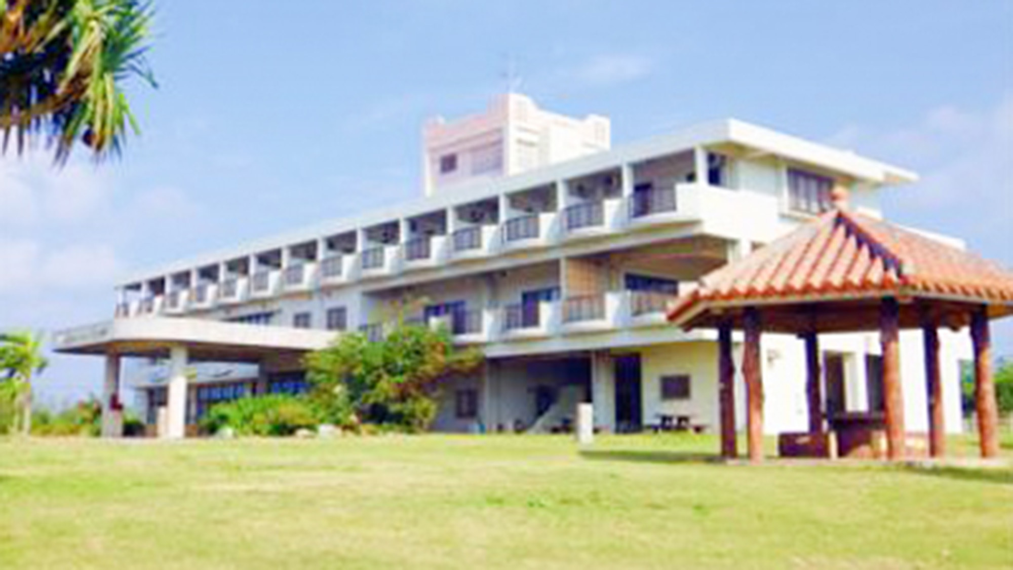 ・【外観】佐和田の浜を望む立地に建つホテルです。喧騒から離れたリラックス時間をお過ごしください