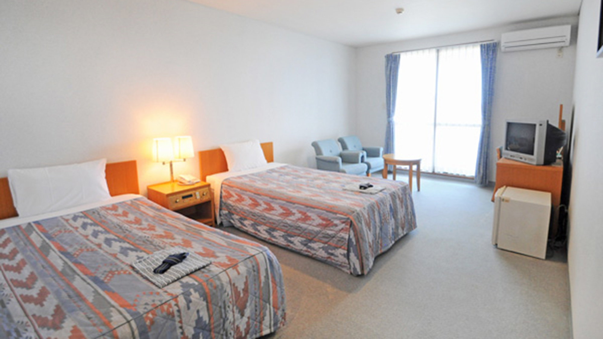 ・【洋室一例】シングルベッド2台設置。カップルやご夫婦でのご利用に最適です