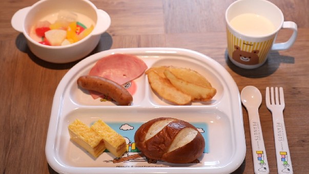 朝食バイキングお子様専用の食器やイスもご用意しています。