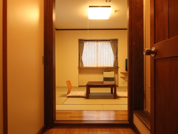 和室8畳（バス・トイレ付）